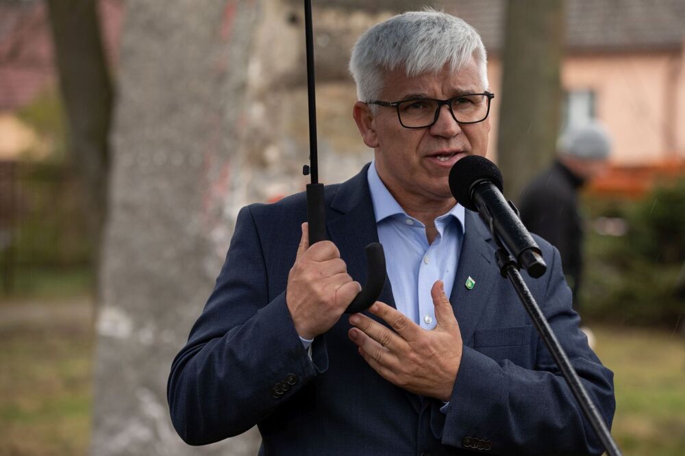 Jacek Kolesiński, wójt gm.Siedlec, podczas demontażu pomnika czerwonoarmisty w Siedlcu – 20 kwietnia 2022. Fot. Mikołaj Bujak (IPN)