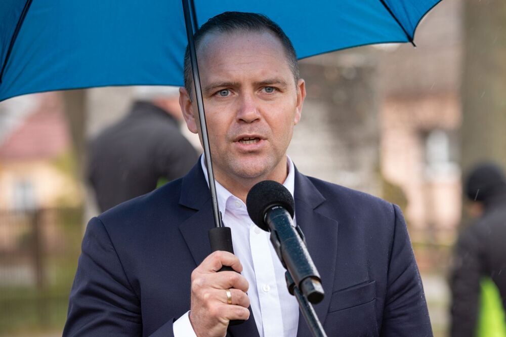 Dr Karol Nawrocki, prezes IPN, podczas demontażu pomnika czerwonoarmisty w Siedlcu – 20 kwietnia 2022. Fot. Mikołaj Bujak (IPN)