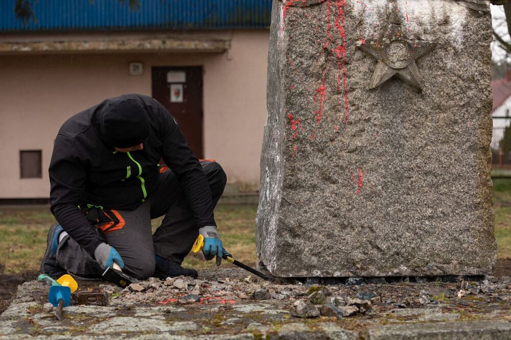 Demontaż pomnika czerwonoarmisty w Siedlcu – 20 kwietnia 2022. Fot. Mikołaj Bujak (IPN)