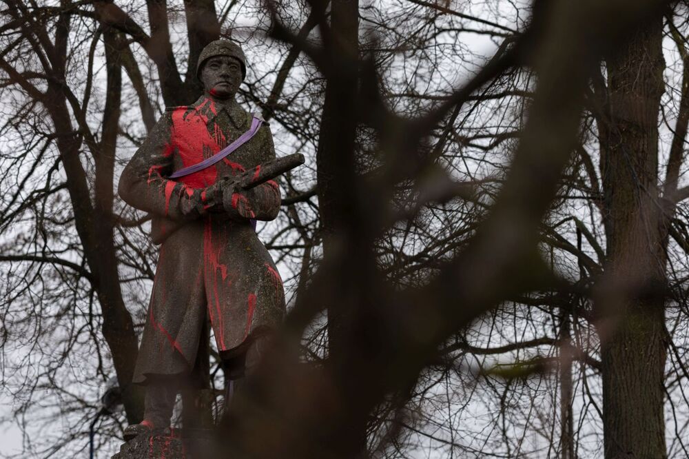 Demontaż pomnika czerwonoarmisty w Siedlcu – 20 kwietnia 2022. Fot. Mikołaj Bujak (IPN)