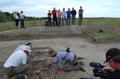Wola Ostrowiecka, pracy archeologów przyglądają się miejscowi Ukraińcy (2011)