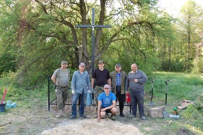 Wola Ostrowiecka, nowy, metalowy krzyż na mogile „stodoła u Strażyca”, z której w 1992 r. ekshumowano 243 mieszkańców Woli Ostrowieckiej (2015)