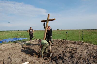 Ostrówki, po ekshumowaniu szczątków 33 Polaków, w miejscu ich męczeńskiej śmierci za zgodą władz ukraińskich stanął krzyż (2015)