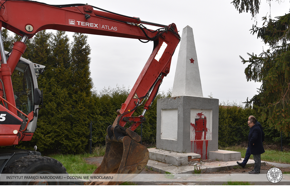 Demontaż pomnika poświęconego Armii Czerwonej w Garncarsku (gm. Sobótka) – 20 kwietnia 2022. Fot. Adam Pacześniak (IPN)