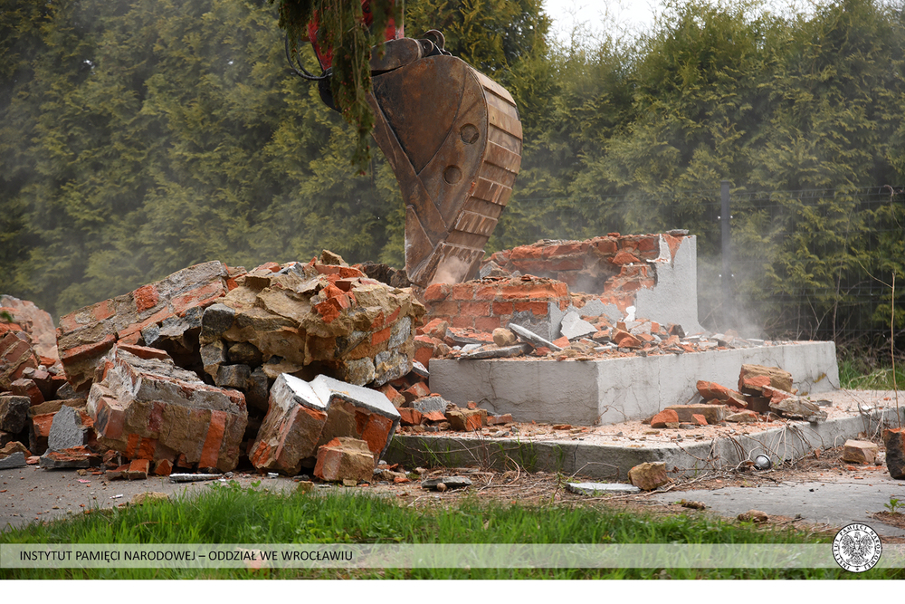 Demontaż pomnika poświęconego Armii Czerwonej w Garncarsku (gm. Sobótka) – 20 kwietnia 2022. Fot. Adam Pacześniak (IPN)