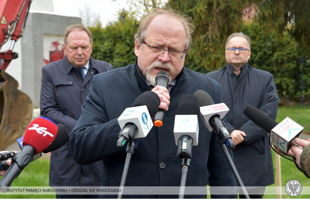 Demontaż pomnika poświęconego Armii Czerwonej w Garncarsku (gm. Sobótka) – 20 kwietnia 2022. Fot. Adam Pacześniak (IPN)