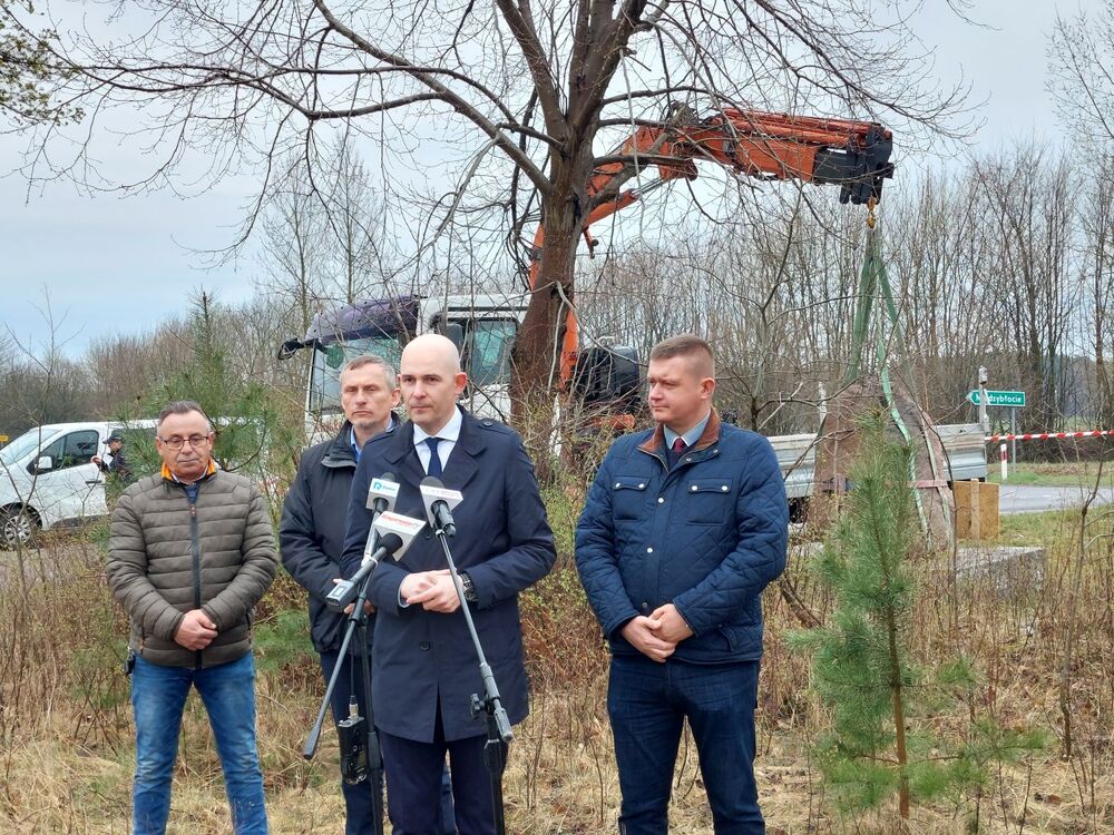 Demontaż pomnika poświęconego Armii Czerwonej w Międzybłociu (woj. wielkopolskie) – 20 kwietnia 2022. Fot. Marta Sankiewicz (IPN)