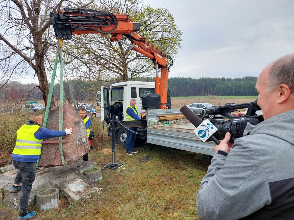 Demontaż pomnika poświęconego Armii Czerwonej w Międzybłociu (woj. wielkopolskie) – 20 kwietnia 2022. Fot. Marta Sankiewicz (IPN)