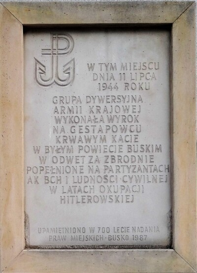 Tablica na jednym z budynków przy pl. Zwycięstwa (fot. Maciej Foks)