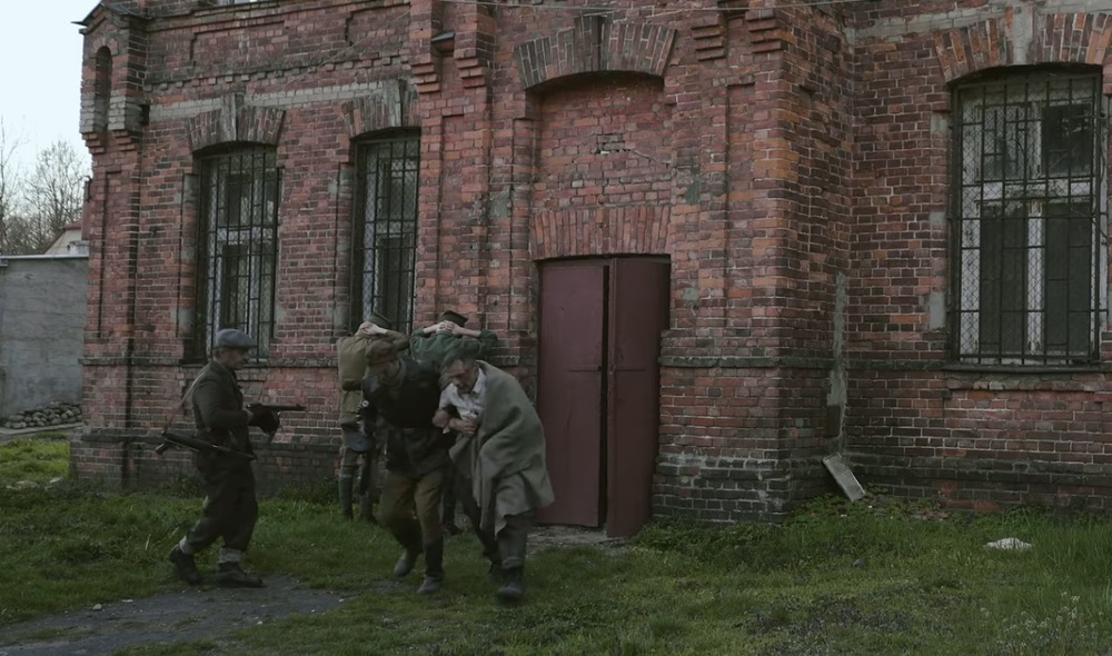 Kadr z inscenizacji rozbicia więzienia (materiały IPN - Gra interaktywna Action Track Rozbijmy więzienie w Miechowie)