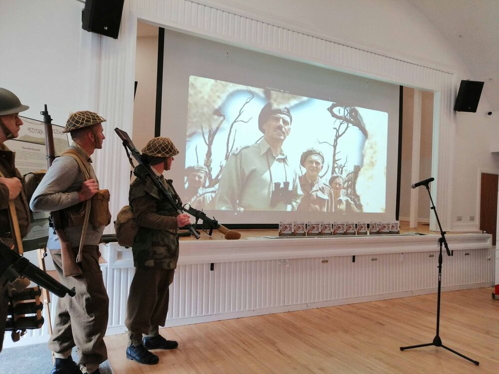 Wernisaż wystawy i warsztaty dla uczniów w Klubie Polskim w Nottingham – 23 kwietnia 2022. Fot. Anna Lasek (AIPN)