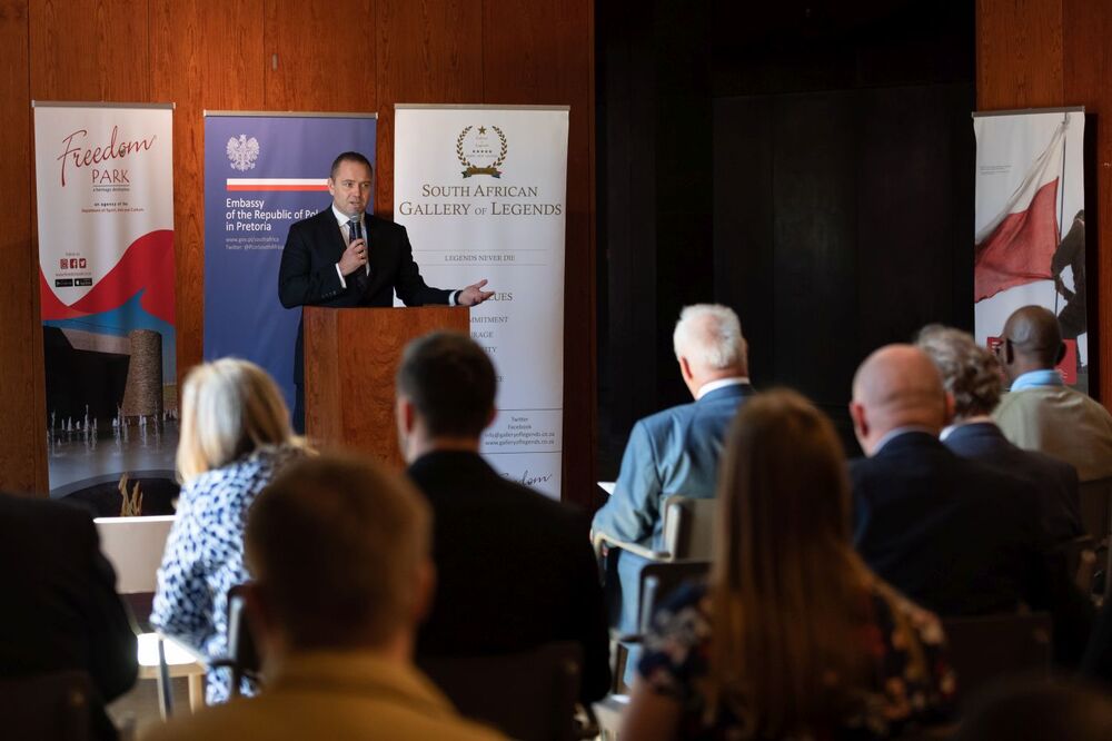 Prezes IPN dr Karol Nawrocki. Otwarcie wystawy IPN „Szlaki Nadziei” w Pretorii (RPA) – 26 kwietnia 2022. Fot. Mikołaj Bujak (IPN)