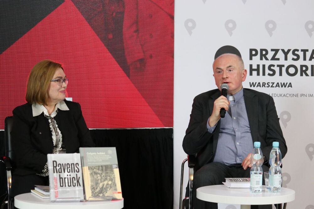 Hanna Nowakowska i ks. dr Robert Ogrodnik z Fundacji Cultura Memoriae – 27 kwietnia 2022. Fot. Aleksandra Wierzchowska (IPN)