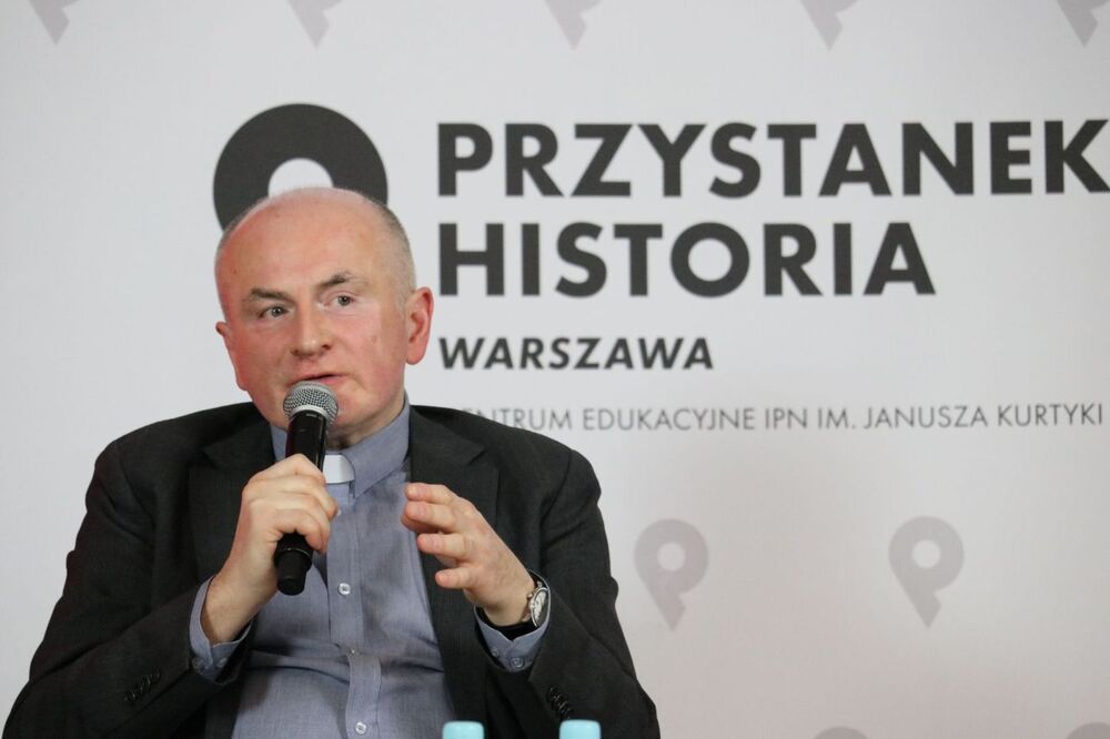 Ks. dr Robert Ogrodnik, wiceprezes Fundacji Cultura Memoriae, podczas dyskusji „Ravensbrück – pamięć o ofiarach niemieckiej zbrodni” – 27 kwietnia 2022. Fot. Aleksandra Wierzchowska (IPN)