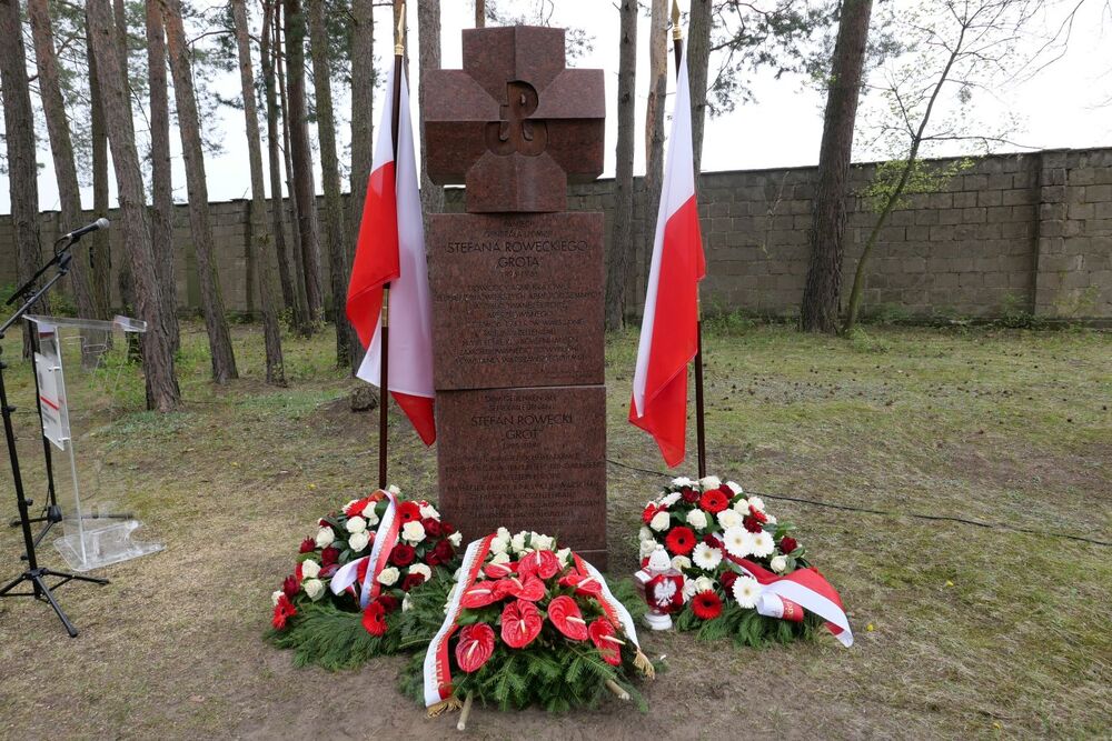 Pomnik gen. Roi stanął w pobliżu pomnika gen. Stefana Roweckiego „Grota” w Sachsenhausen – 1 maja 2022. Fot. Joanna Sulej-Piskorz (IPN)