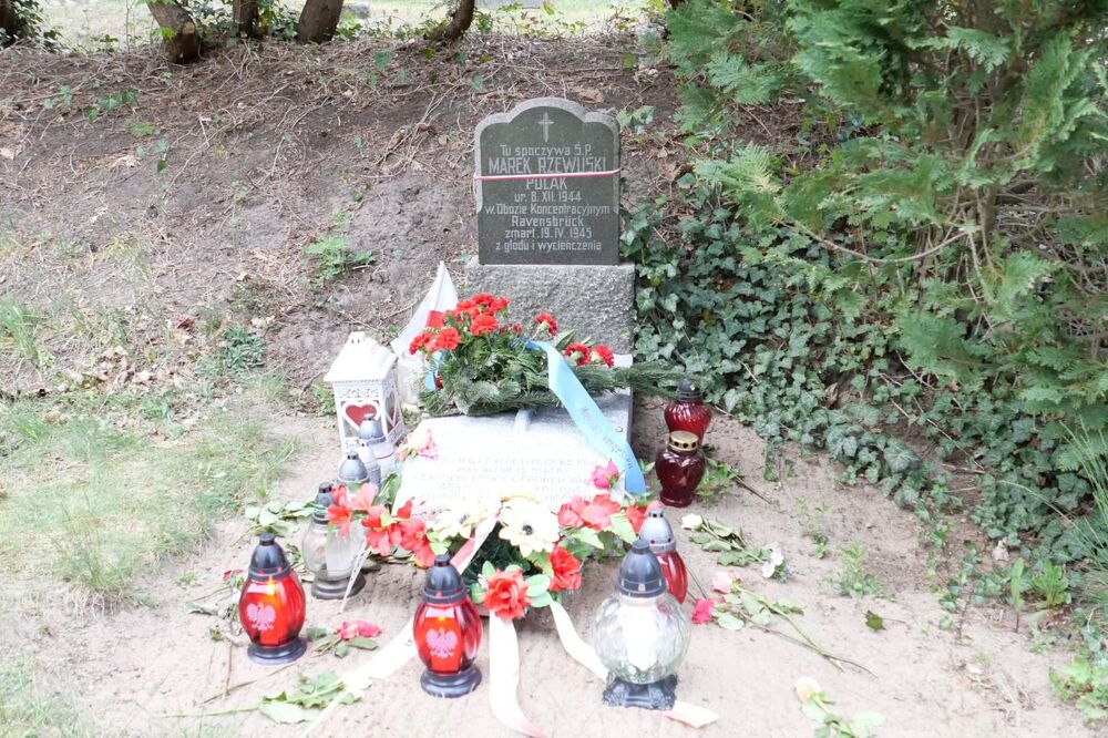 Grób Marka Rzewuskiego na cmentarzu w Fürstenberg. Nagrobek wyremontowany przez BUWiM w 2021 roku. Fot. Joanna Sulej-Piskorz (IPN)