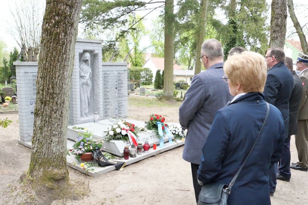 Fürstenberg. Pomnik nagrobny wykonany przez BUWiM w miejscu, w którym odnaleziono i ekshumowano prochy polskich więźniarek Ravensbruck. Fot. Joanna Sulej-Piskorz (IPN)