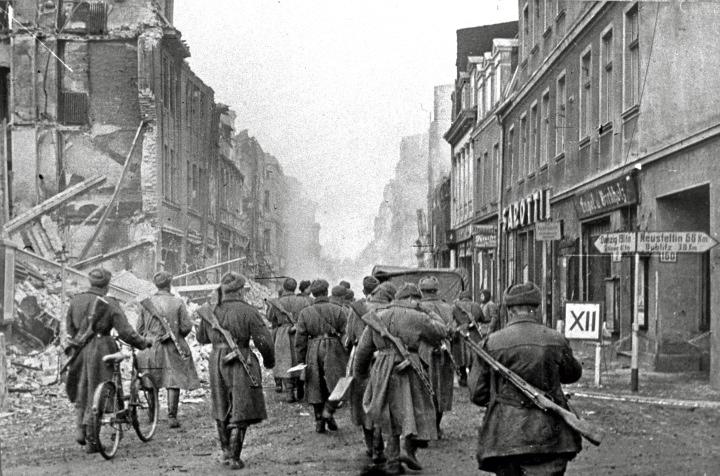 Sowiecka piechota w Koszalinie, marzec 1945 r. Fot. domena publiczna