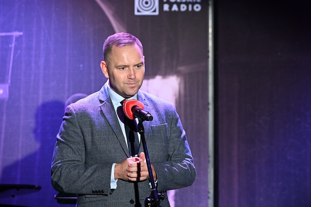 Prezes IPN dr Karol Nawrocki podczas premiery albumu „Kolekcja płyt gramofonowych Polskiego Radia z września 1939 roku” – Warszawa, 6 maja 2022 (Fot. Polskie Radio 24)