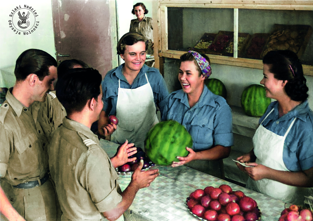 Obozowa kuchnia, 1942, Teheran, Iran (fot. NN, Instytut Polski i Muzeum im. gen. Sikorskiego w Londynie [Sygn. 7671, szuflada 30 – PWSK) Sygnatura: IS_2010_SZ30_0067. Koloryzacja: Mikołaj Kaczmarek