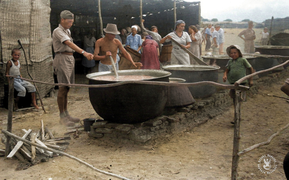 Gotowanie zupy w obozowej kuchni. Kwiecień 1942, Pahlewi, Iran (fot. NN, Instytut Polski im. Gen. Sikorskiego w Londynie [album negatywowy B-I IRAN] - płachta 4) Sygnatura: IS_NEGATYWY_IRAN_B1-P04_1-2. Koloryzacja: Mikołaj Kaczmarek