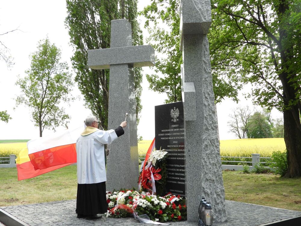 Odsłonięcie pomnika upamiętniającego ofiary totalitaryzmów – Folwark (woj. opolskie), 11 maja 2022. Fot. BUWiM IPN