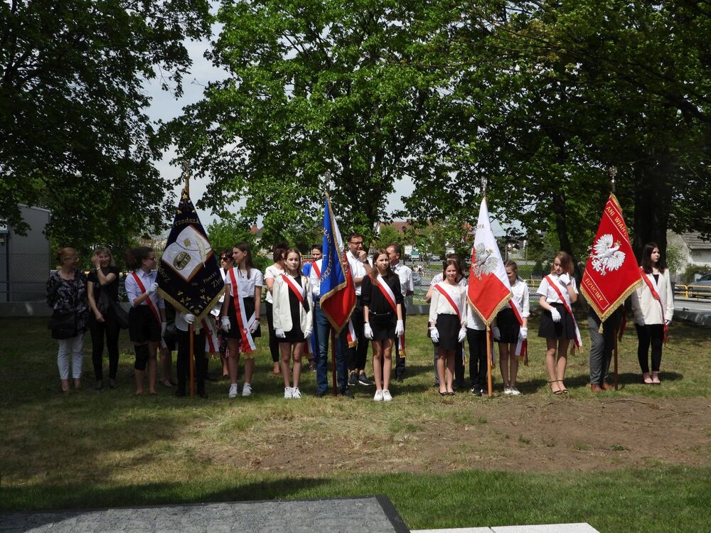 Odsłonięcie pomnika upamiętniającego ofiary totalitaryzmów – Folwark (woj. opolskie), 11 maja 2022. Fot. BUWiM IPN