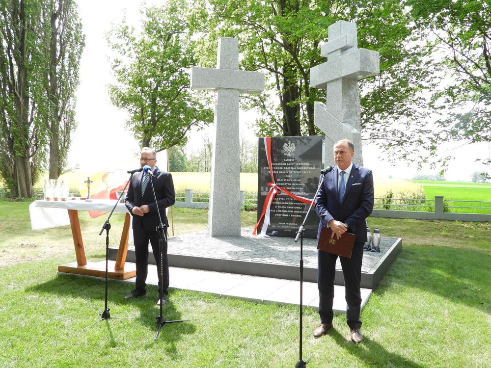 Odsłonięcie pomnika upamiętniającego ofiary totalitaryzmów – Folwark (woj. opolskie), 11 maja 2022. Fot. BUWiM IPN