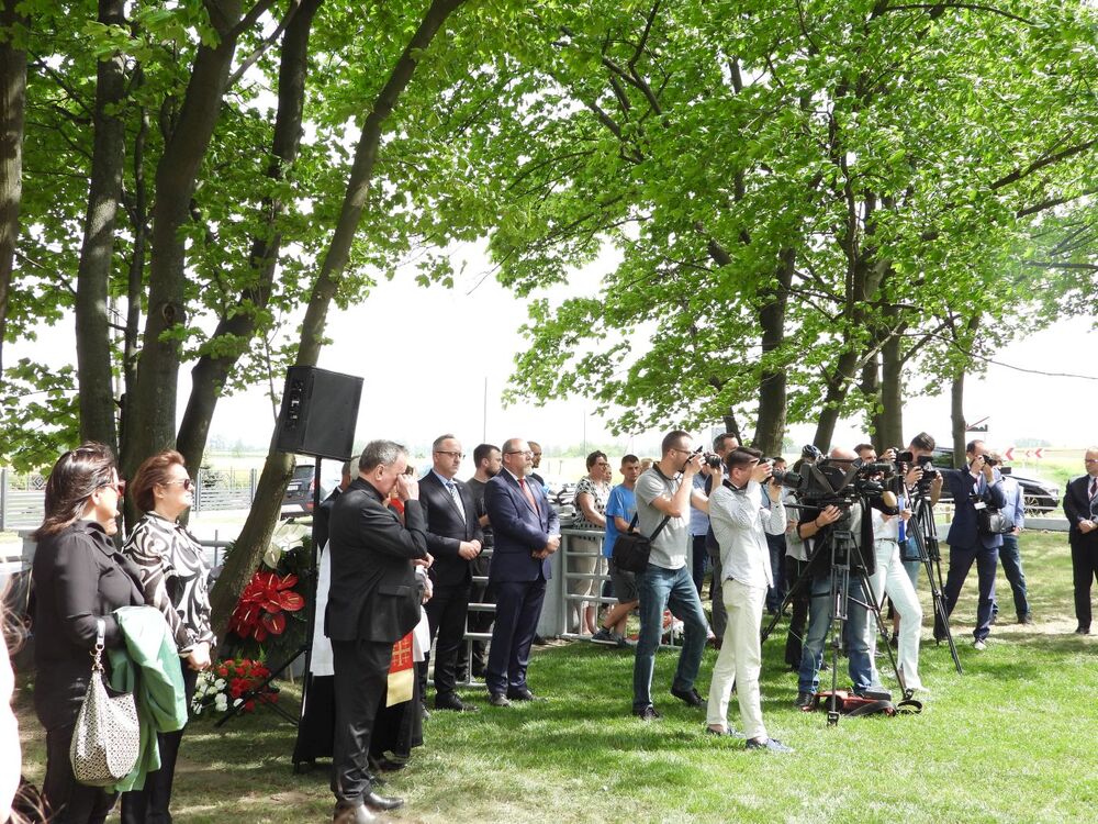 Odsłonięcie pomnika upamiętniającego ofiary totalitaryzmów – Folwark (woj. opolskie), 11 maja 2022. Fot. BUWiM IPN