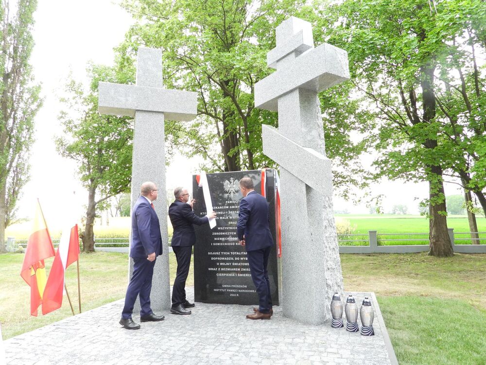 Odsłonięcie pomnika upamiętniającego ofiary totalitaryzmów – Folwark (woj. opolskie), 11 maja 2022. Fot. BUWiM IPN