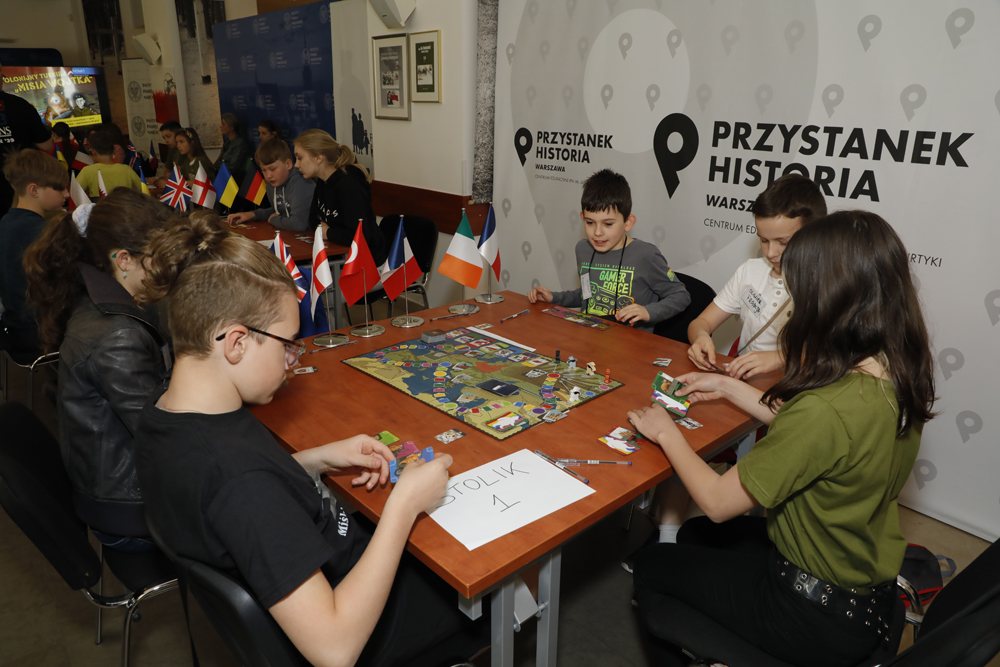 Inauguracja finałowych rozgrywek turnieju gry planszowej „Miś Wojtek” – 10 maja 2022. Fot. Piotr Życieński (IPN)