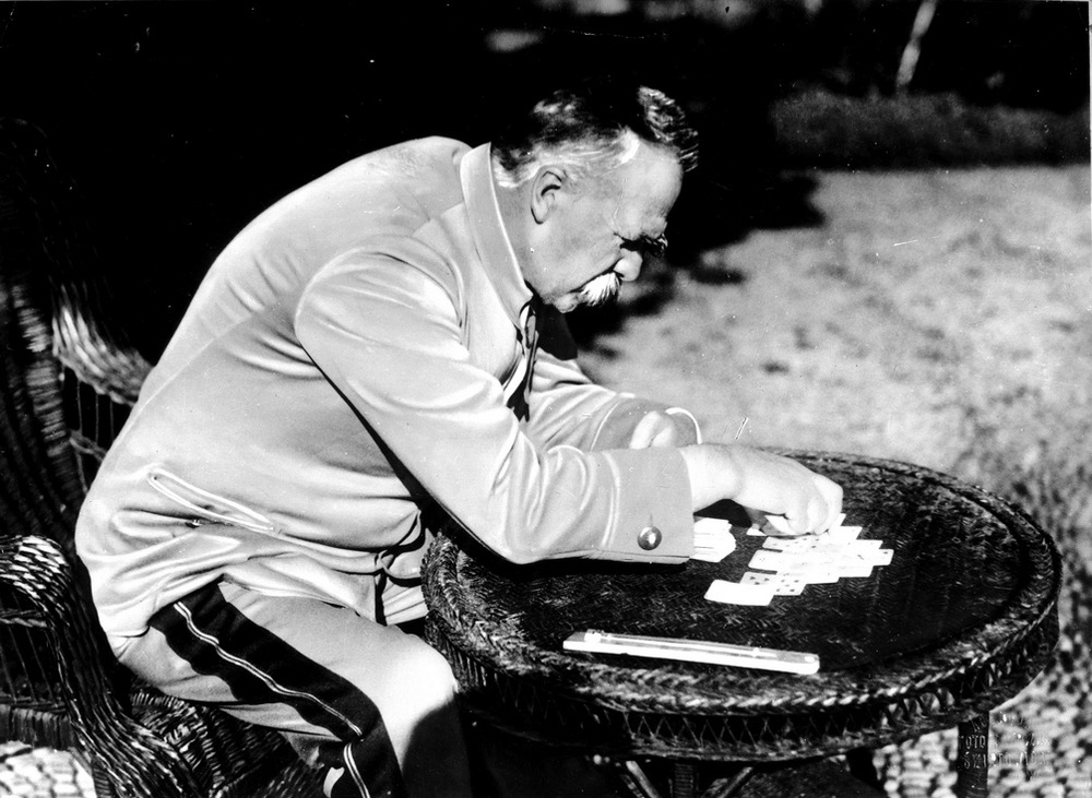 Józef Piłsudski układa pasjansa podczas pobytu na Maderze, 1931 r. Fot. ze zbiorów NAC