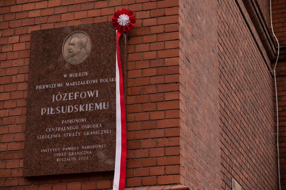 Uroczystość odsłonięcia tablicy upamiętniającej Marszałka Józefa Piłsudskiego podczas święta Straży Granicznej – Koszalin, 12 maja 2022. Fot. Mikołaj Bujak (IPN)