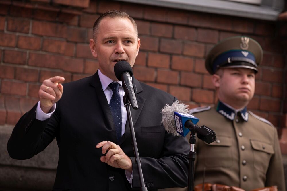 Prezes IPN dr Karol Nawrocki podczas odsłonięcia tablicy upamiętniającej Marszałka Józefa Piłsudskiego w Koszalinie – 12 maja 2022. Fot. Mikołaj Bujak (IPN)