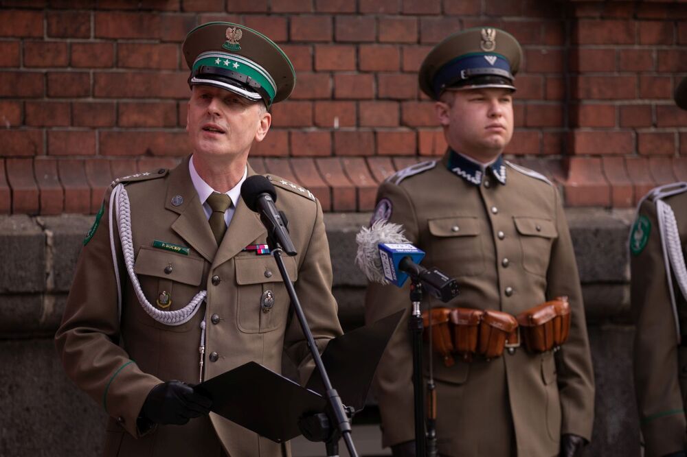 Uroczystość odsłonięcia tablicy upamiętniającej Marszałka Józefa Piłsudskiego podczas święta Straży Granicznej – Koszalin, 12 maja 2022. Fot. Mikołaj Bujak (IPN)