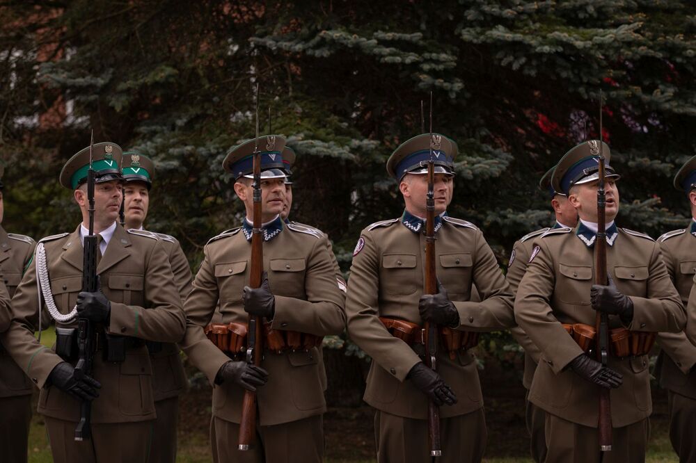 Uroczystość odsłonięcia tablicy upamiętniającej Marszałka Józefa Piłsudskiego podczas święta Straży Granicznej – Koszalin, 12 maja 2022. Fot. Mikołaj Bujak (IPN)