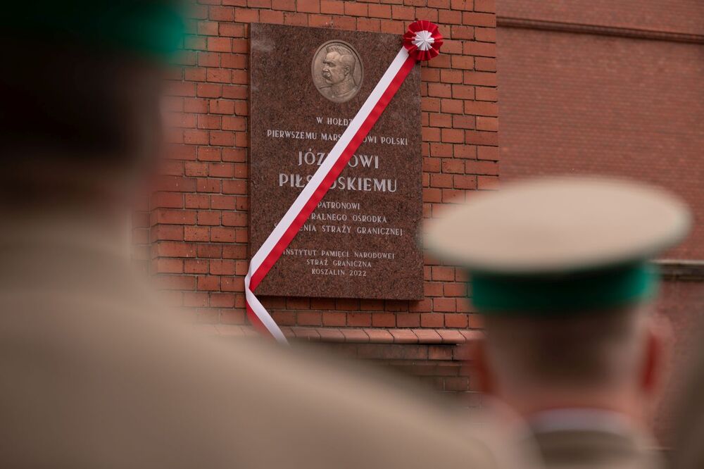 Uroczystość odsłonięcia tablicy upamiętniającej Marszałka Józefa Piłsudskiego podczas święta Straży Granicznej – Koszalin, 12 maja 2022. Fot. Mikołaj Bujak (IPN)