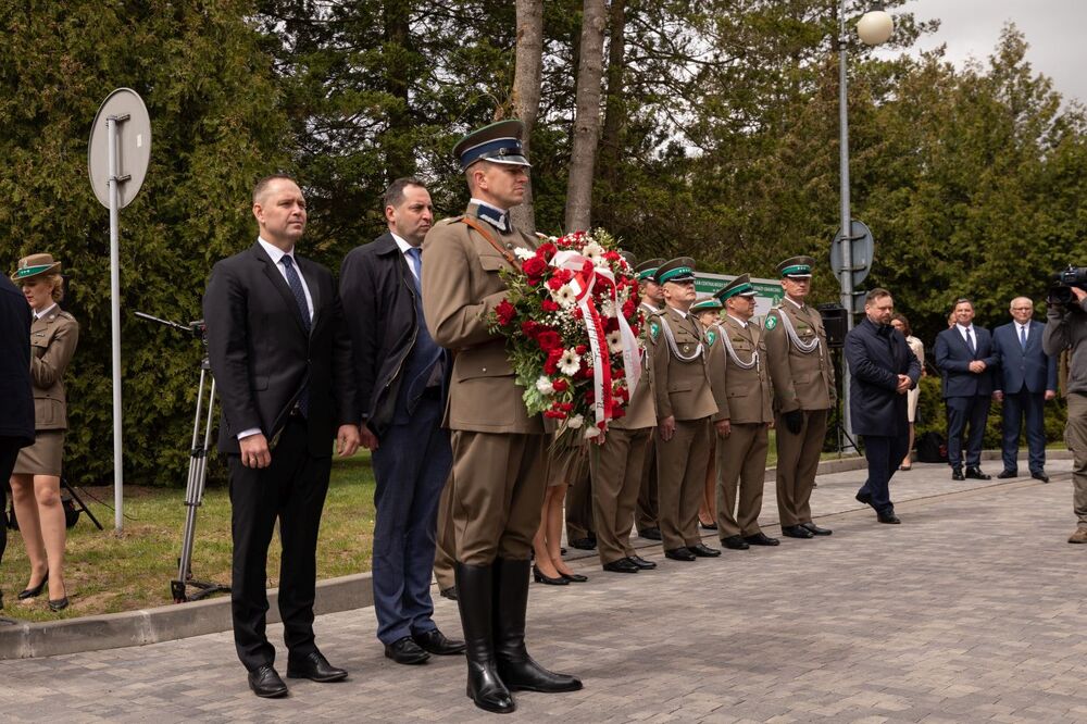 Uroczystość odsłonięcia tablicy upamiętniającej Marszałka Józefa Piłsudskiego podczas święta Straży Granicznej – Koszalin, 12 maja 2022. Fot. Mikołaj Bujak (IPN)
