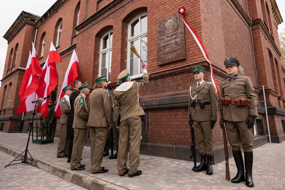 Uroczystość odsłonięcia tablicy upamiętniającej Marszałka Józefa Piłsudskiego podczas święta Straży Granicznej – Koszalin, 12 maja 2022. Fot. Mikołaj Bujak (IPN)