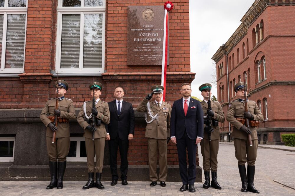 Uroczystość odsłonięcia tablicy upamiętniającej Marszałka Józefa Piłsudskiego podczas święta Straży Granicznej – Koszalin, 12 maja 2022. Fot. Mikołaj Bujak (IPN)