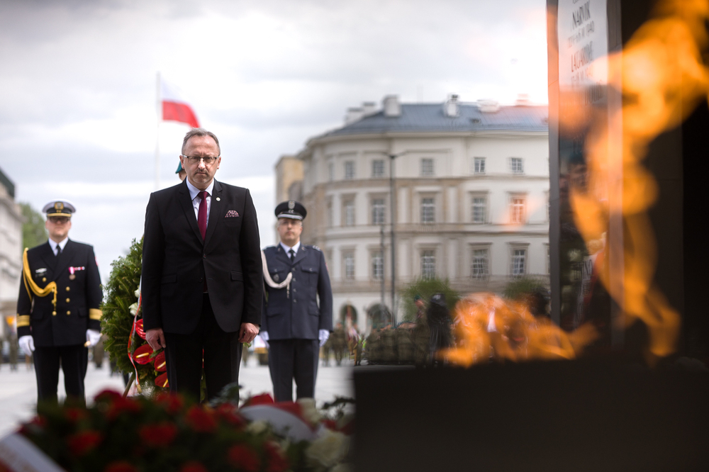 Dr hab. Karol Polejowski, zastępca prezesa IPN. Uroczystości upamiętniające 87. rocznicę śmierci Józefa Piłsudskiego oraz 52. rocznicę śmierci gen. Władysława Andersa – Warszawa, 12 maja 2022. Fot. Sławek Kasper (IPN)