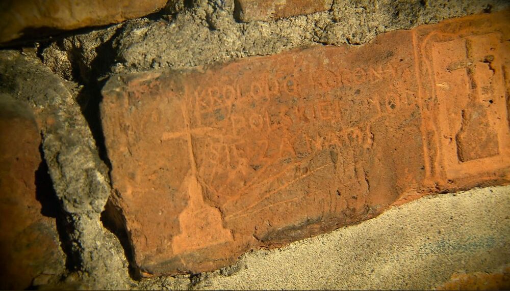 Kadr z programu „Przystanek Historia” w TVP Historia, odc. 47: Strzelecka 8 – katownia NKWD w Warszawie – premiera 6 stycznia 2022