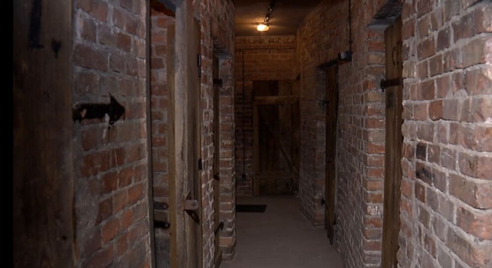 Kadr z programu „Przystanek Historia” w TVP Historia, odc. 47: Strzelecka 8 – katownia NKWD w Warszawie – premiera 6 stycznia 2022