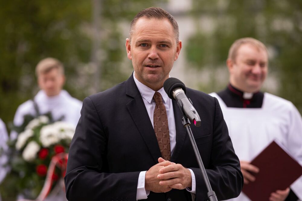 Dr Karol Nawrocki, prezes IPN, podczas odsłonięcia tablicy poświęconej ks. Rogaczewskiemu – Gdańsk, 14 maja 2022. Fot. Mikołaj Bujak (IPN)