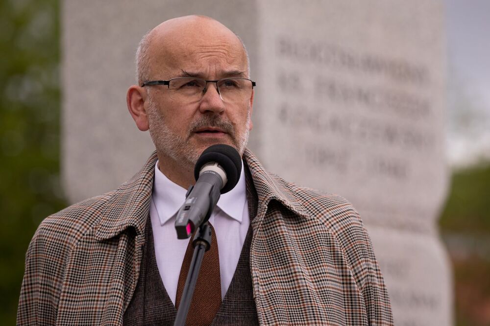 Dr hab. Grzegorz Berendt, dyrektor Muzeum II Wojny Światowej, podczas odsłonięcia tablicy poświęconej ks. Rogaczewskiemu – Gdańsk, 14 maja 2022. Fot. Mikołaj Bujak (IPN)