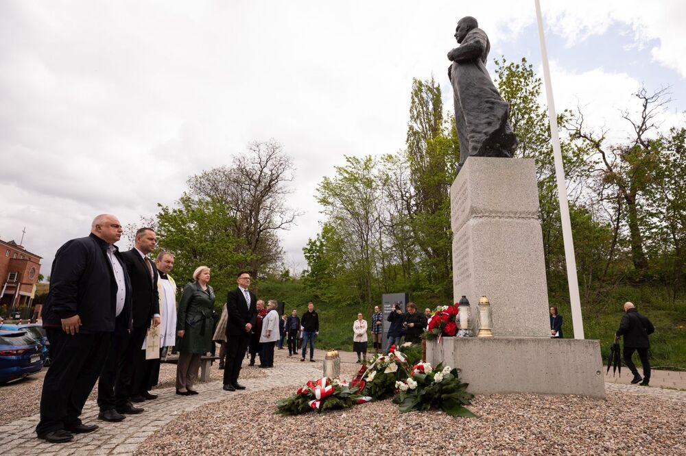 Odsłonięcie tablicy poświęconej ks. Rogaczewskiemu – Gdańsk, 14 maja 2022. Fot. Mikołaj Bujak (IPN)