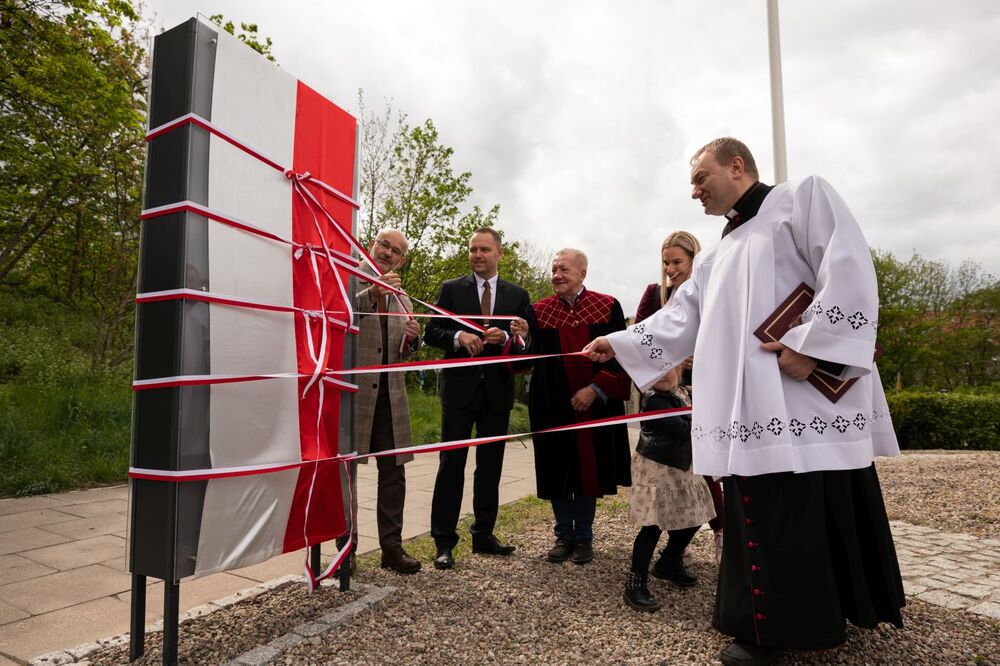 Odsłonięcie tablicy poświęconej ks. Rogaczewskiemu – Gdańsk, 14 maja 2022. Fot. Mikołaj Bujak (IPN)