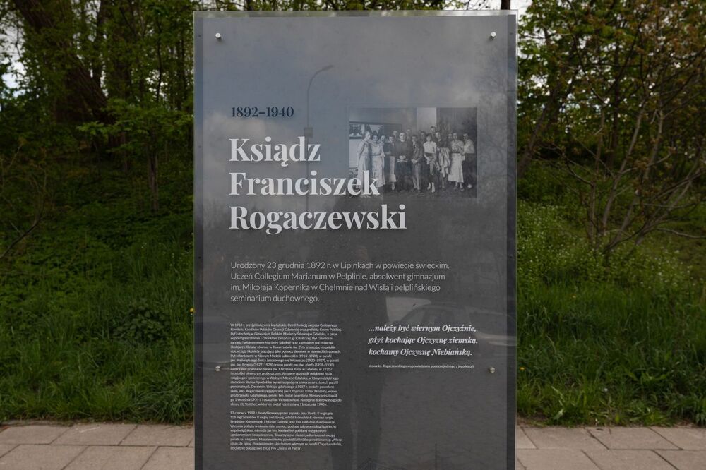 Tablica poświęcona ks. Rogaczewskiemu, odsłonięta w Gdańsku –14 maja 2022. Fot. Mikołaj Bujak (IPN)