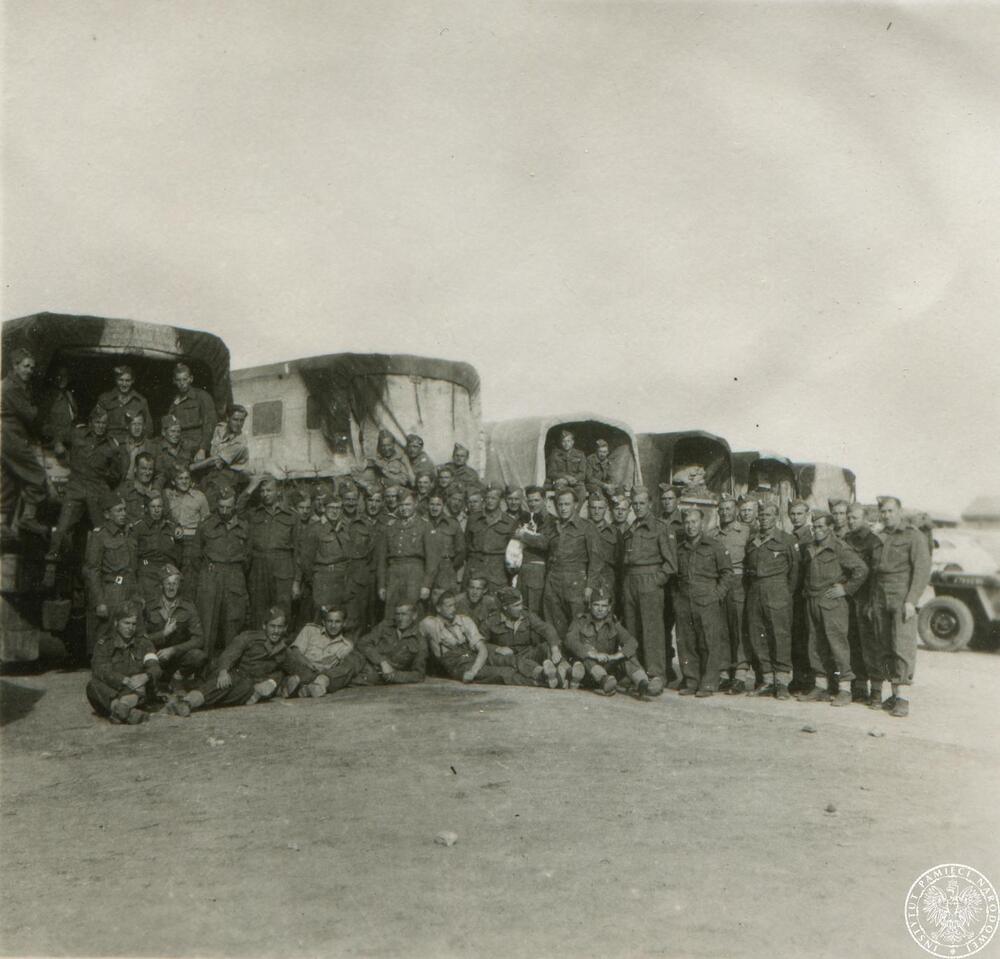 Żołnierze 3. Dywizji Strzelców Karpackich przed wyjazdem do Egiptu z obozu Wzgórze 69 w pobliżu Gedery w Brytyjskim Mandacie Palestyny (obecnie w Izraelu), 26 listopada 1943 r. Fotografia z albumu Karola Angermana (z zasobu IPN)