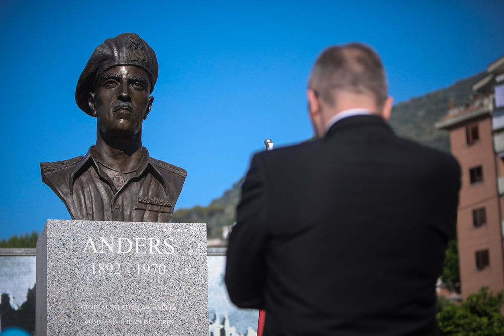 Uroczystość złożenia kwiatów przed pomnikiem gen. Władysława Andersa w Cassino – 18 maja 2022. Fot. Sławek Kasper (IPN)